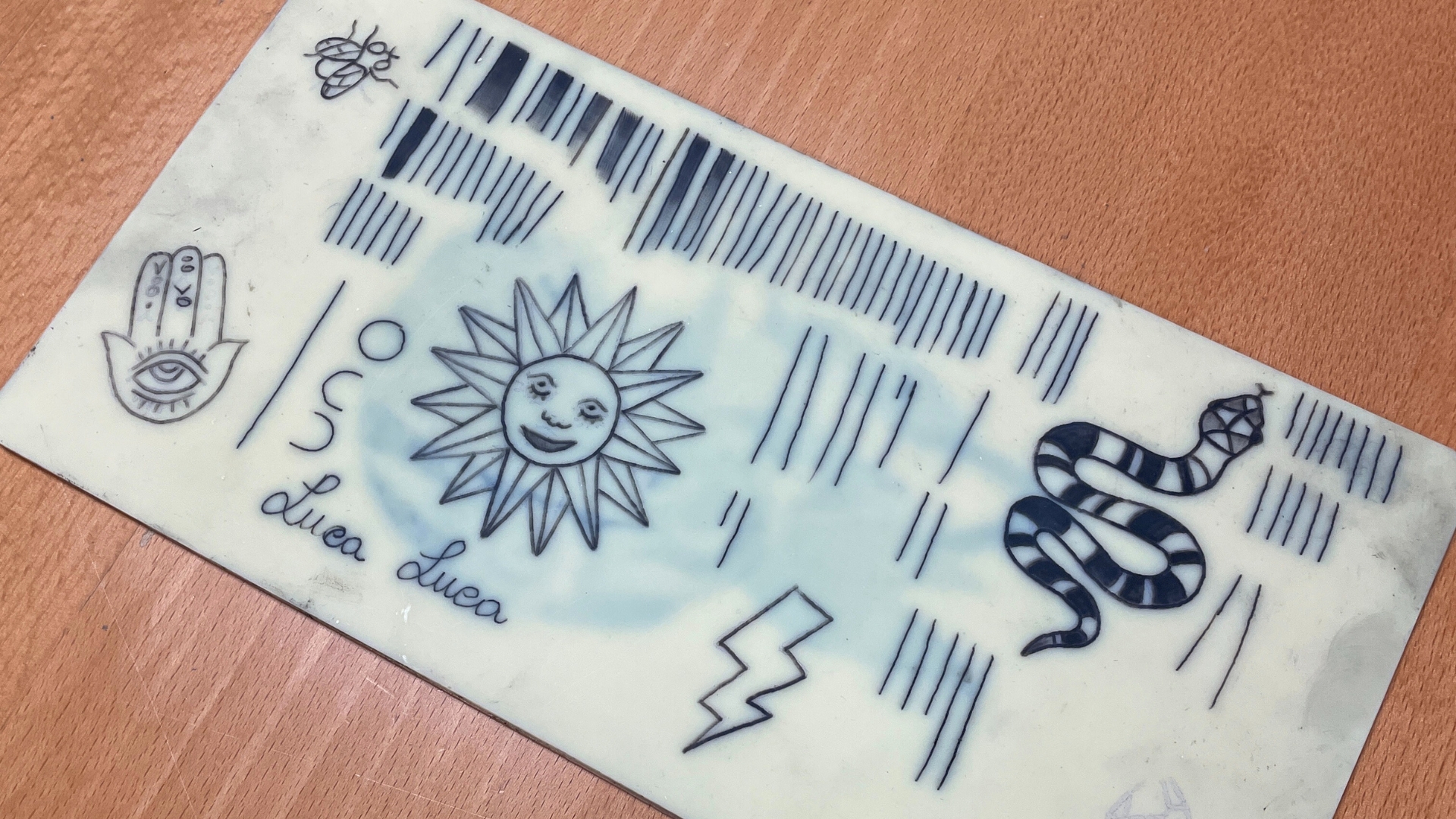 Tatuaggi realizzati su pelle sintetica